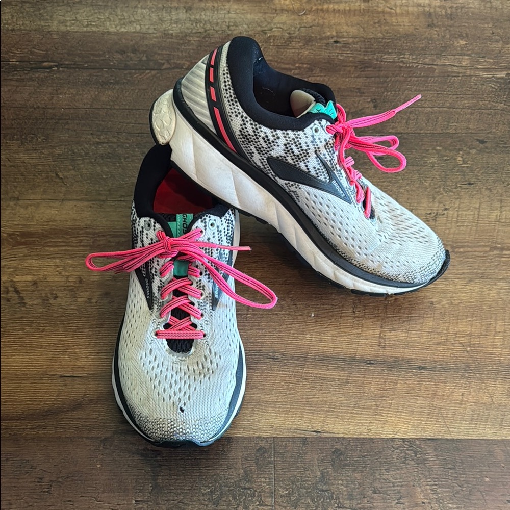 Brooks Ghost 11 Women's Athletic Shoes - White and Pink